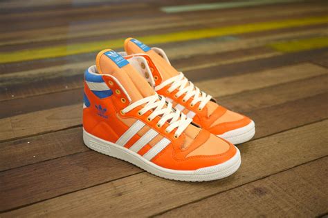 114 free parking spaces upstairs, the led sign says. CROSSOVER: ADIDAS ORIGINALS DECADE OG MID