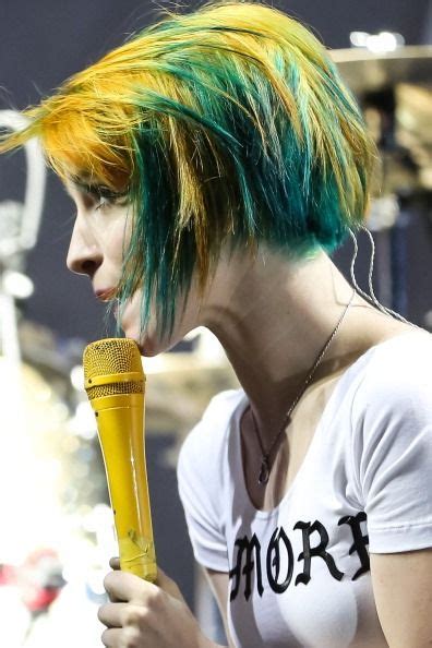 (what hayley williams does to have hayley williams hair ). hayley williams green hair | Hayley williams short hair ...