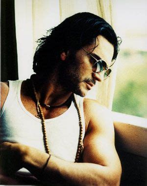 Guatemalan singer/songwriter known for tackling controversial topics but also selling tens of millions of records. Who is Ricardo Arjona dating? Ricardo Arjona girlfriend, wife