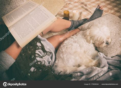 Dein hund schläft auf der bank und du darunter. Frau liegt mit Hund im Bett - Stockfotografie: lizenzfreie ...