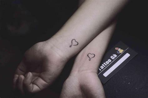 Cả hai nhanh chóng kết thân sau khi vào chung team công diễn 2. Hình Xăm Cặp Mini Đẹp Nhất ️ 1001 Tattoo Mini Cặp Đôi