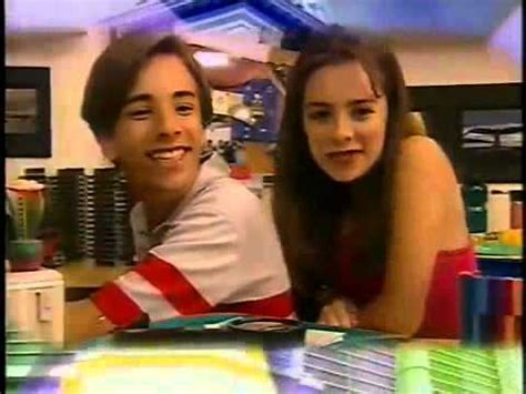 Sandy e junior estreavam como atores neste seriado que contava com humor, romance e música as aventuras de uma turma de jovens amigos adolescentes. Chamada de estreia do Seriado Sandy e Junior 1999 - YouTube