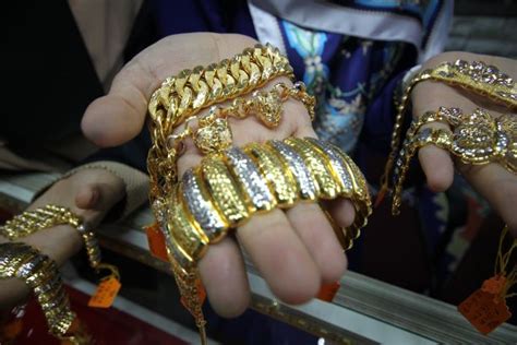 Emas merupakan salah satu logam mulia yang banyak dijadikan. Harga emas terus tinggi | Kool FM