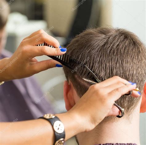Les gens aiment imaginer des choses mystiques à … 20 coupes de cheveux court bob pour. homme au cours de la coupe de cheveux — Photographie ...