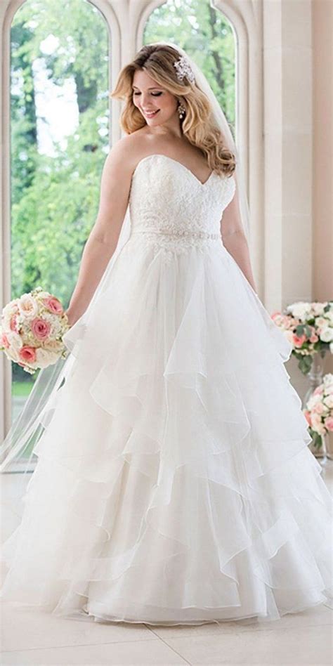 Gli abiti da sposa semplici sono quelli più ricercati da donne che vogliono apparire naturali, ma allo stesso tempo sembrare una principessa delle fiabe. SPOSA CURVY, ELEGANTISSIMA IN POCHI E SEMPLICI PASSI ...