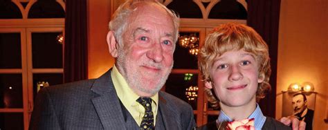 Discover johannes hallervorden net worth, biography, age, height, dating, wiki. Johannes Hallervorden: Das ist der Sohn von Didi ...