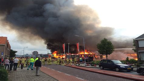 Het betreft een brand in de bijkeuken. NH | Grote uitslaande brand in supermarkt Volendam: veel ...