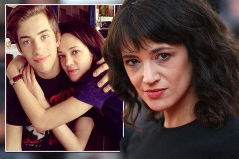 En 2018, il accuse asia argento d'agression sexuelle et, moyennant un accord financier,. Asia Argento 'tells friend she DID have sex with 17-year ...