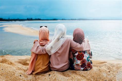 Di belakang kinos, ada anak sulung mereka yang akrab dipanggil uta. Paling Baru Foto Muslimah Dari Belakang Di Pantai - Tresure Hunt