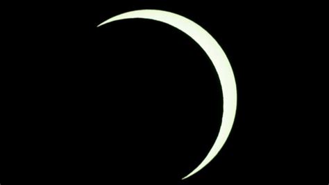 Крім того, кільцеподібне затемнення збігається з молодим місяцем і днем літнього сонцестояння. У мережі показали фото рідкісного сонячного затемнення ...