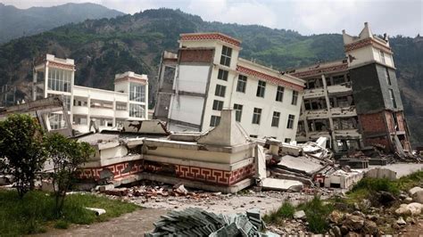 Deprem sırasında güvenli bir yer bulunup diz üstü çökülmeli, baş ve ense korunacak şekilde kapanılmalıdır. Deprem Nedir? Neden Meydana Gelir? » TechWorm