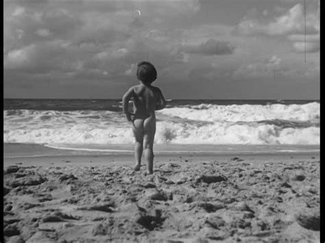 Ils franchissent le pas pour la premiere fois. Vacances / Iles de la Frise du Nord / Allemagne / 1956 ...