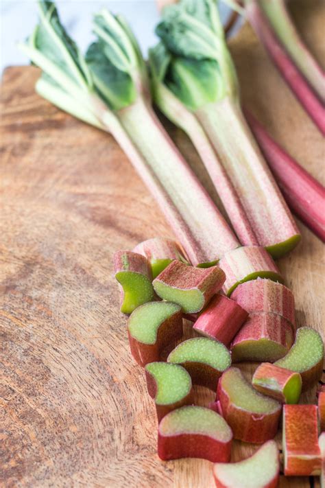 Rhubarb is the fleshy, edible stalks (petioles) of species and hybrids (culinary rhubarb) of rheum in the family polygonaceae, which are cooked and used for food. Food Blog Rhabarber : Castlemaker Food Lifestyle Magazin ...