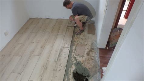 Danach folgen neue fliesen, die zwar richtig gut aussehen, aber ein ziemliches loch im geldbeutel hinterlassen und die wohnung in der renovierungszeit unbrauchbar machen. Fliesen legen : Große Fliesen Holzoptik Nass-in-Nass ...