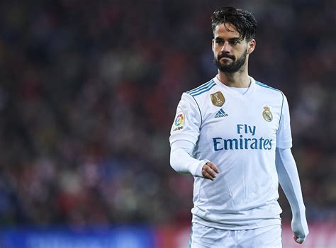 والله ماينلام #زيدان يوم قعدة على الدكة لاعب ثقيل جدا ويتمشى في الملعب فقط. Liverpool fans are dreaming of signing Isco from Real Madrid