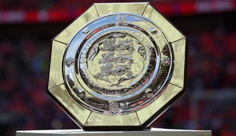It is an english football game between the champions of the previous premier league season . Sejarah dan Mitos Community Shield | Pandit Football Indonesia