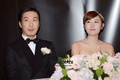 Geçen şubat, lee kwang soo bir araba kazası geçirdi ve sağ ayak bileğinde bir kırık oldu. HaHa Running Man and Byul tie the knot ! | .Never Ending ...