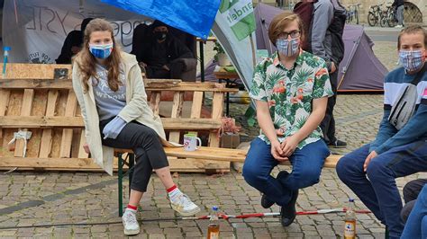 Die deutsche klimaschutzaktivistin luisa neubauer hat bei der demonstration von fridays for future in berlin angekündigt, dass. Luisa Neubauer besucht das Klimacamp auf dem Hallmarkt ...