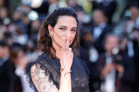 In it, her arms are flexed. Asia Argento: 17-jähriger Bennett soll sie "sexuell ...