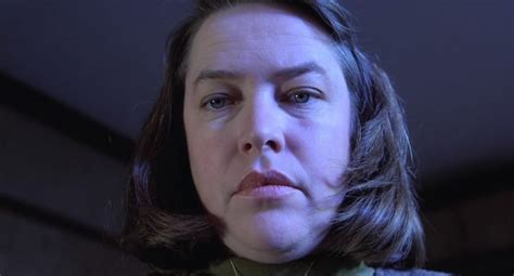 La donna è semplicemente una pazza e quando viene a sapere che il personaggio di misery sta per morire, comincia a boicottare l'uomo in. Misery non deve morire: recensione del film con Kathy Bates