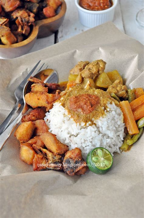 This dish are popular in kelantan, however it has been spread all over this country. Qasey Honey: NASI KAK WOOK