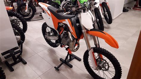 La ktm 85 sx es auténtica moto de cross escuela, el trampolín ideal para que los más jóvenes den el salto definitivo a las monturas más potentes. KTM SX 85 cm3, 2016 god.