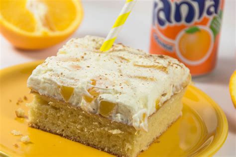 Dieses rezept besteht aus einer schicht aus kuchen, erfrischender vanillecreme und mandarinen. Leckeres Fantakuchen Rezept - mit etwas Hilfe von der ...