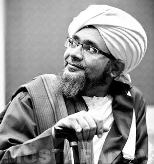 Dewasa itu beliau gencar berdakwah. PRESIDEN AHWAL INDONESIA: Habib Umar Bin Hafidz