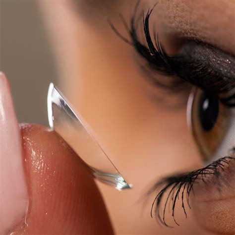 6 Tips When Wearing Contact Lenses - FemSide
