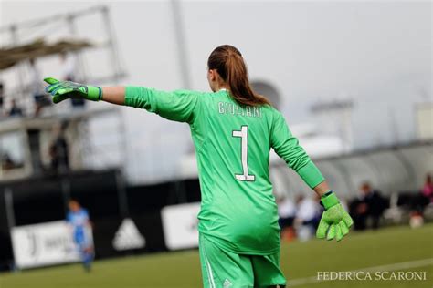 È famosa per essere una calciatrice di grande talento, portiere della juventus e della nazionale italiana! L'indiscrezione | Probabile infortunio al legamento ...