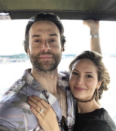 Chris d'elia reste la personnalité préférée des américains. Our cultleader with his wife and baby moms Kristin ...