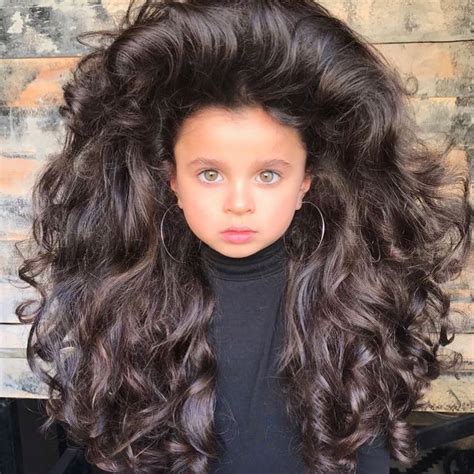 Une mèche rebelle, des cheveux trop fins… c'est le moment pour olivia, 3 ans, d'aller chez le coiffeur. Les cheveux de cette petite fille de 5 ans, impressionnent ...
