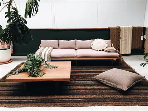 Marco de madera con funda de piel o tejido removible. Sofá de madeira: 75 modelos incríveis para transformar sua casa