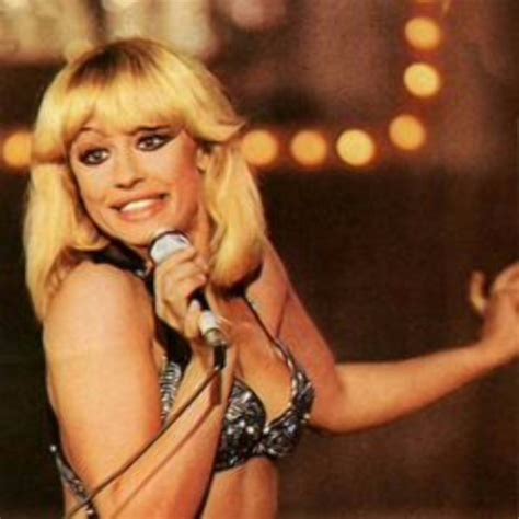 Raffaella roberta pelloni, known as raffaella carrà (born 18 june 1943 in bellaria, italy), is an italian tv hostess, singer and actress. Lo único que agobia a Raffaella Carrá es el matrimonio - Chic