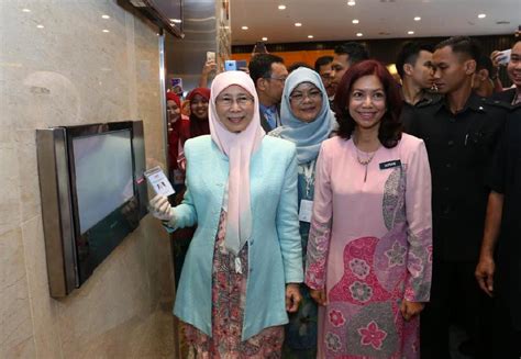 Private and mohd hafidzy yusoff sister of private. Wan Azizah mula tugas Menteri Wanita dan Pembangunan ...