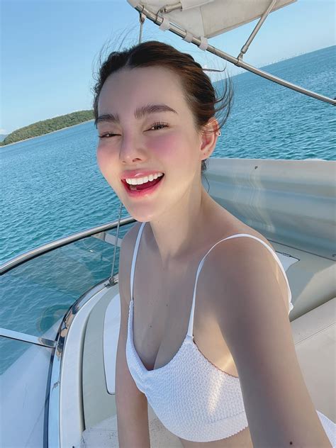 ดิว อริสรา นางร้ายสุดฮอต กับพัฒนาการความสวยที่มาไกลมาก อัปเดตล่าสุด 10 กรกฎาคม 2561 เวลา 13:35:06 101,936 อ่าน ดิว อริสรา อวดหุ่นแซ่บในชุดว่ายน้ำสีขาว ขาวกระแทกตา