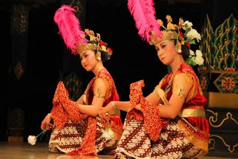 Pernah di acara pentas terbuka di kampungku kala tujuhbelas agustusan dia menyumbangkan peragaan tari jaipongan. Kumpulan Beragam Gambar Tarian Daerah