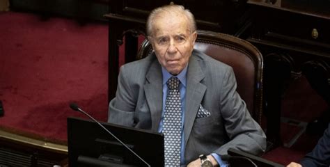 Asil adi carlos saul menem'dir birakin arjantini dunyadaki en aptal ve yeteneksiz siyasetcilerden biridir. Carlos Menem volvió a ser hospitalizado por complicaciones en su salud