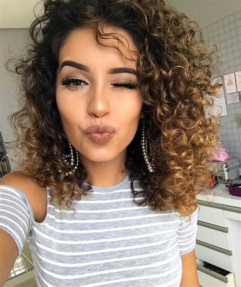 Curly hairstyles are beautiful, however, naturally curly hair can be a love/hate relationship, can't it? 10.4 mil curtidas, 103 comentários - Juliana Louise ...