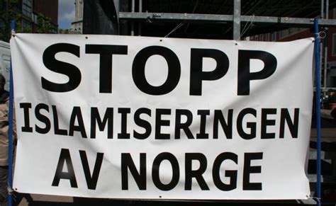 Fleire hundre ungdommar var samla då den antiislamistiske gruppa sian arrangerte demonstrasjon på torvet i trondheim måndag kveld. Islamsk skinn-demonstrasjon | Stopp islamiseringen av Norge (SIAN)