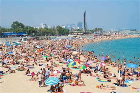 Am 4,2km langen strand beobachtest du berühmte surfer beim wellenreiten, gönnst dir eine abkühlung vor der kulisse der stadt oder entspannst dich einfach auf dem feinen. Barcelona Strender | Strand Tips Beste Strender i Barcelona