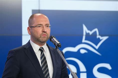 Bardzo smutne, że doczekaliśmy się w polsce polityków, którzy świąt bożego narodzenia nie szanują i w te święta starają się wywołać w polsce wojnę domową. Emilewicz zostanie jako "niezależny ekspert"? Bielan odpowiada