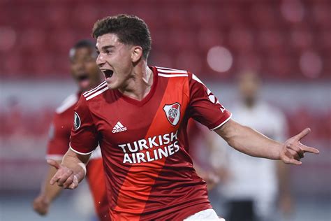 A member of the argentina squad that won the copa. River derrotó a San Pablo y también avanza en la Copa