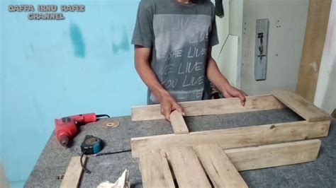 Potong kayu lain dengan ukuran 20 cm buat lubang pada kayu panjang pada jarak 10 cm dari ujungnya. Cara Buat Meja Lipat Untuk Mengaji - MEJADWAL