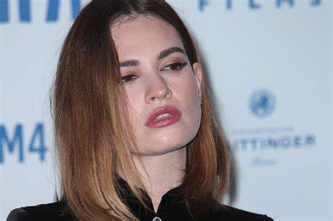 Aktris ninette mantle ve müzisyen james jamie thomson'ın kızı olarak 1989'da esher, surrey'de doğdu. Lily James à Londres pour les British Independent Film ...