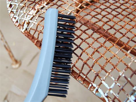 Give new life to dirty, rusty outdoor metal or wrought iron patio furniture with spray paint. How to Paint Metal Chairs | how-tos | DIY