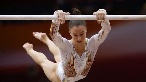 Op de brug met ongelijke leggers behoort ze tot een beperkt kransje favorieten voor het goud. Mondiaux de gym artistique: Nina Derwael 4e de la finale ...