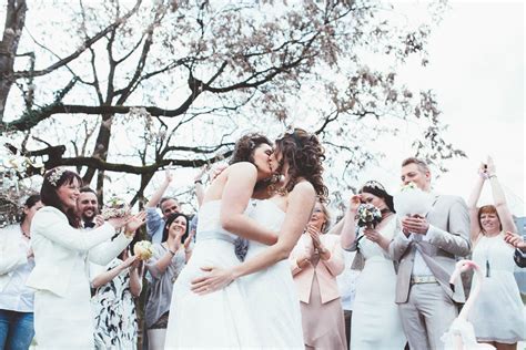 Wenn du eine lesbische hochzeit planst, ist diese inspiration hier perfekt! Zwei Brautkleider für eine lesbische Hochzeit ...