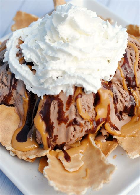 Many flavor choices.4 scoop sampler is the best deal.service is great.order at the window and sit at the outdoor tables with benches. Ice Cream Nachos-The Best Summer Dessert Idea