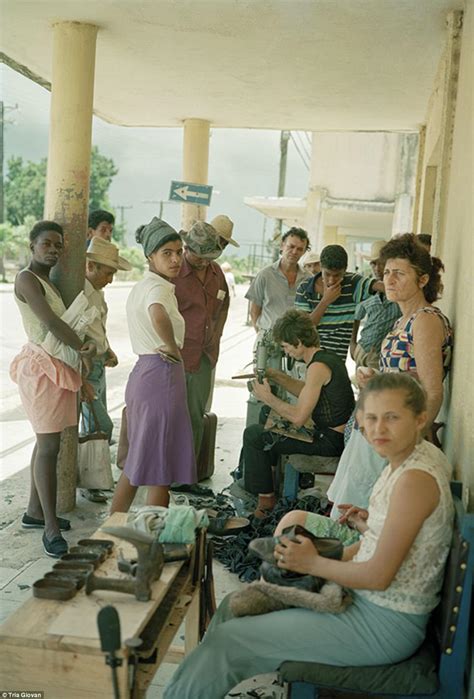 Çıkışta utangaç tavırlar sergileyen ikili, ilk kez el ele görüntülendi. Cuba photographs show life in 1990s | Daily Mail Online